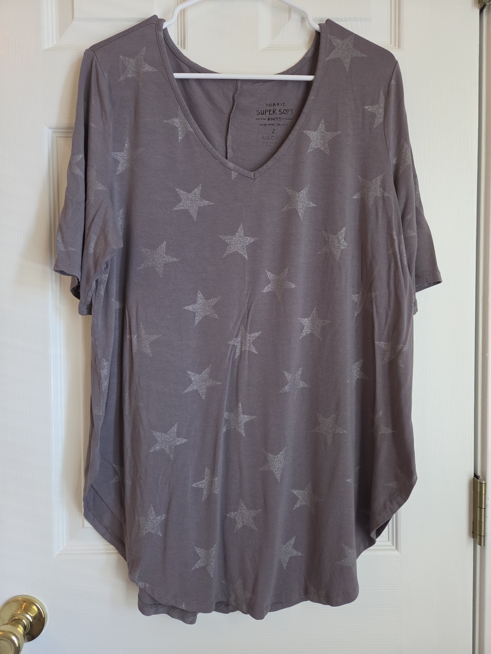 torrid Gray V-Neck Star Print Short Sleeve Top